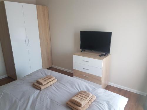 1 dormitorio con 1 cama con 2 toallas en LUXURY SUITE 2 en Karlovo