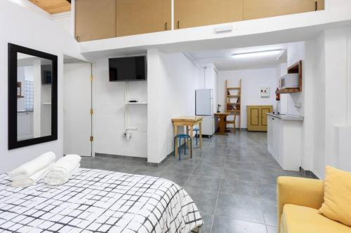 a white room with a bed and a kitchen and a kitchen at Estudio La Hornera in La Laguna