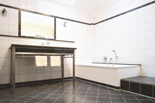 A bathroom at Ludgerusbrunnen Hotel Mertens