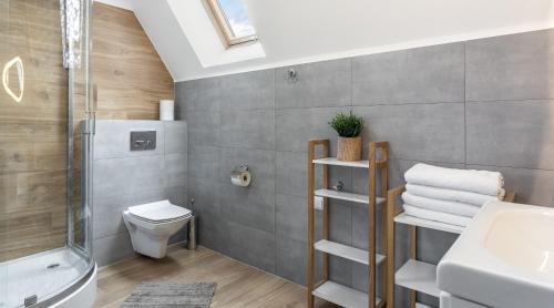 Kúpeľňa v ubytovaní TWOJA CHATA Apartamenty pod niebem zarezerwuj na podhalami pl