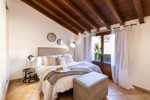 - une chambre avec un lit et une fenêtre dans l'établissement Apartamento junto al Albaicín con terraza, à Grenade