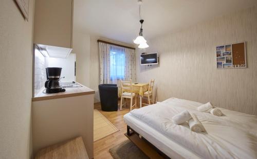 mała sypialnia z łóżkiem i kuchnią w obiekcie Appartement Mamas Iglu w Saalbach Hinterglemm