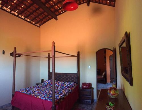 ein Schlafzimmer mit einem Himmelbett in einem Zimmer in der Unterkunft Casa Litoral Sul - Praia Bela/ PB in Pitimbu