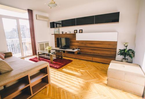 ein Wohnzimmer mit einem Sofa und einem TV in der Unterkunft Amazing view of Maydan! in Kiew