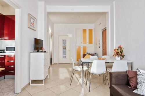 eine Küche und ein Wohnzimmer mit einem Tisch und Stühlen in der Unterkunft Toc-Toc Apartment a 10 min dall'Ospedale Maria Vittoria in Turin