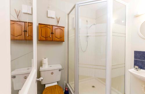 uma casa de banho com um chuveiro e um WC. em Pass the Keys Cosy & Bright Studio with Garden View Free Parking em Cambridge