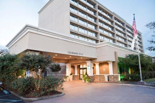 a building with an american flag in front of it at Holiday Inn Birmingham-Airport by IHG in Birmingham