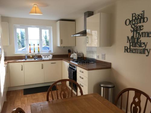 A kitchen or kitchenette at New and Comfortable with Parking