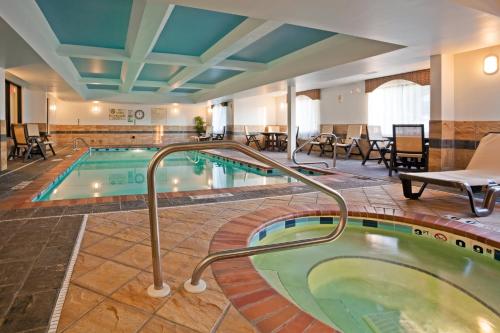 uma piscina com banheira de hidromassagem num quarto de hotel em Holiday Inn Express Hotel & Suites Birmingham - Inverness 280, an IHG Hotel em Birmingham