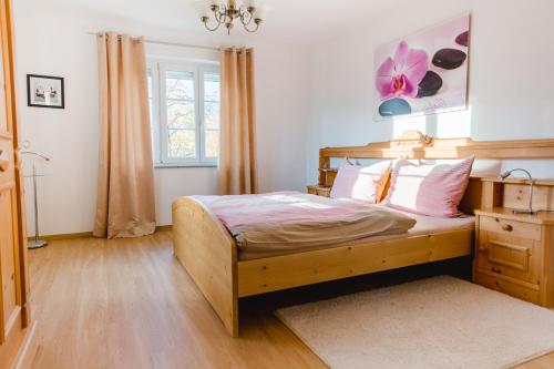 um quarto com uma cama, uma cómoda e uma janela em Wohnung am See em Steinbach am Attersee
