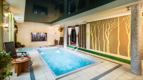 a large swimming pool in a hotel room at Hotel City SM Business & Spa in Kraków
