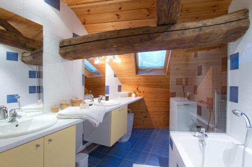 een badkamer met 2 wastafels en een toilet bij Chalet Les Copains in Les Deux Alpes