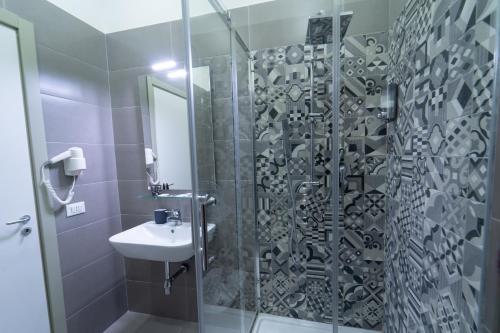bagno con doccia e lavandino di Royal Art H Spaccanapoli, by ClaPa Group a Napoli