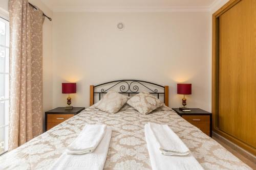 Un pat sau paturi într-o cameră la Mira Praia Villa by ALGARVEMANTA