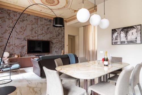 Телевизор и/или развлекательный центр в Palazzo Visconti - by MyHomeInComo