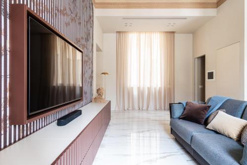 Телевизор и/или развлекательный центр в Palazzo Visconti - by MyHomeInComo