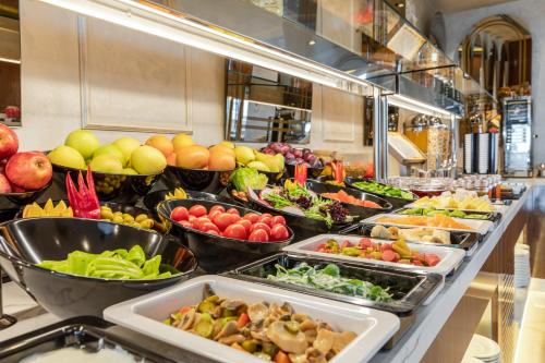 een buffet lijn met veel verschillende soorten groenten en fruit bij Beethoven Senfoni Hotel in Istanbul