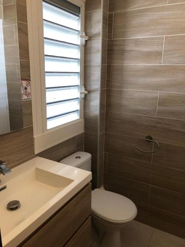 Bilik mandi di Duplex luxe au NBBC , les pieds dans le sable