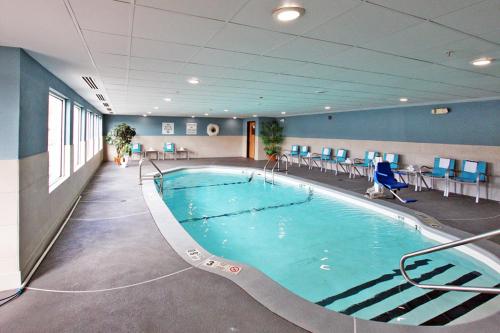 Bazén v ubytování Holiday Inn Express Branford-New Haven, an IHG Hotel nebo v jeho okolí