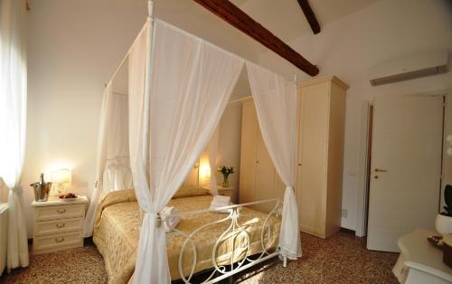 a bedroom with a bed with a canopy at Ca' Alansari in Venice