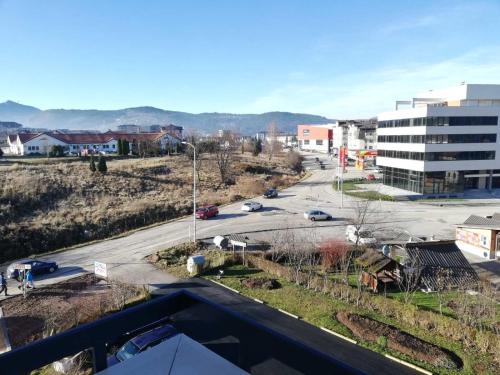 vista su una strada in una città con un edificio di Apartman Tamara a Pale