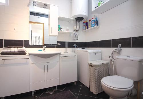 un bagno bianco con un water e un lavandino di Vistamar a Rogoznica (Rogosnizza)