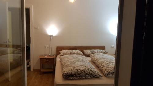 a bedroom with two beds with pillows on them at Dolomitica, nuovo, fino a 6 Persone in Vols am Schlern