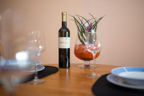 eine Flasche Wein auf einem Tisch mit zwei Gläsern in der Unterkunft Marie in Krk
