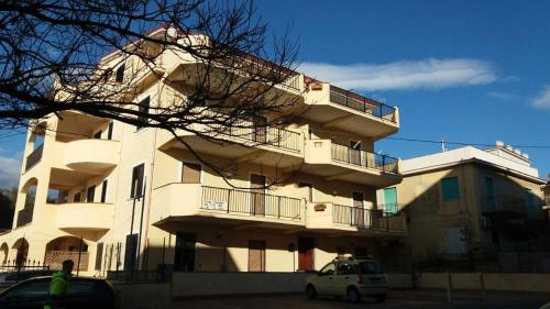 un edificio con un'auto parcheggiata di fronte di Bellavista a Marina di Camerota