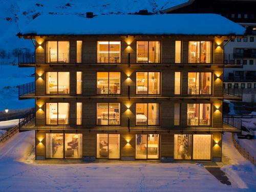 ブレウイル・チェルヴィナイアにあるRed Fox Lodgeの夜雪家