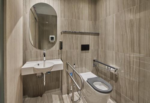 A bathroom at Holiday Inn Express Pattaya Central, an IHG Hotel - SHA Extra Plus