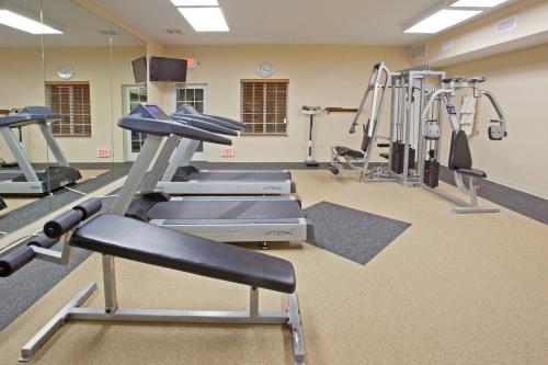 Candlewood Suites Houston I-10 East by IHGにあるフィットネスセンターまたはフィットネス設備
