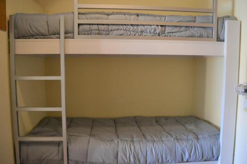 Uma ou mais camas em beliche em um quarto em Apartamentos Lake Placid Nievesol