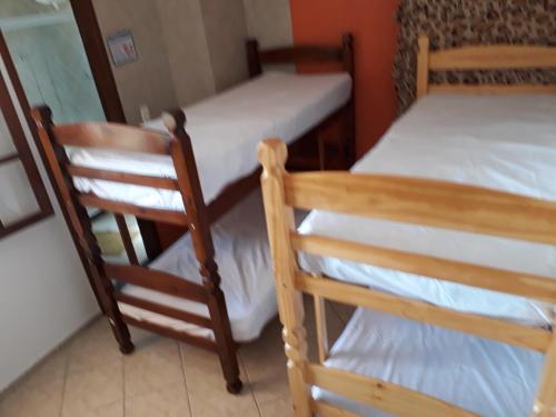 Uma ou mais camas em beliche em um quarto em Casas Chateau do Bom Baiano