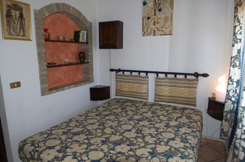 een slaapkamer met een bed in een kamer bij Casa Sa Carrubedda in SantʼAnna Arresi