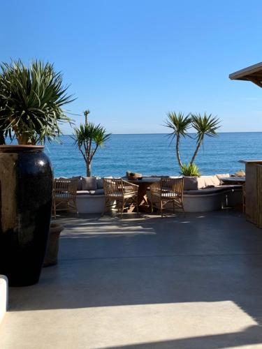 a patio with chairs and a view of the ocean at Maison Alriad - Alojamiento familiar tranquilo cerca del mar con jardín, porche y parking privado en el interior de la finca no apto para fiestas in Mojácar