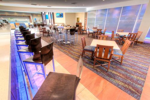 une salle à manger avec des tables et des chaises dans un restaurant dans l'établissement Holiday Inn Tampa Westshore - Airport Area, an IHG Hotel, à Tampa