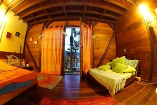 博卡斯德爾托羅的住宿－Yellow Houses Bocas，圆形房间带两张床的房间