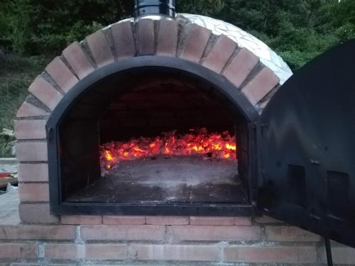 a brick oven with a fire in it at Lo Cel De Tolo in Toló