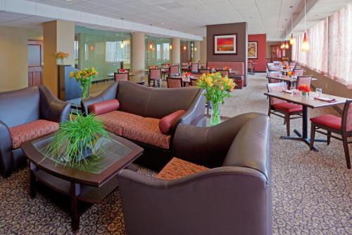Ο χώρος του lounge ή του μπαρ στο Holiday Inn Portsmouth, an IHG Hotel