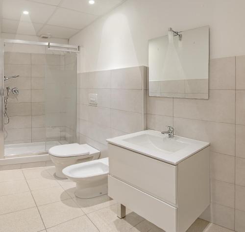 bagno bianco con servizi igienici e lavandino di Villa Pozzi a Sestri Levante