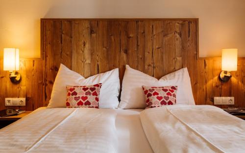 Postel nebo postele na pokoji v ubytování Hotel Kögele mit Restaurant bei Innsbruck Axamer Lizum
