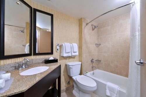 Bathroom sa Holiday Inn Express Hunt Valley, an IHG Hotel