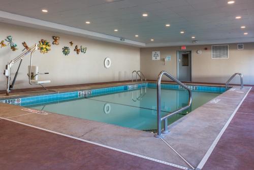 Majoituspaikassa Holiday Inn Express Hartford-Newington, an IHG Hotel tai sen lähellä sijaitseva uima-allas