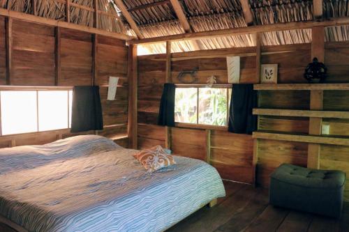 Postel nebo postele na pokoji v ubytování Glamping Hotel Flor y Bambu