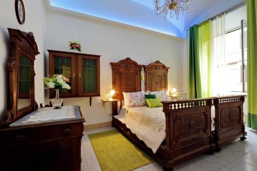 Un dormitorio con una gran cama de madera y una ventana en GEMMA DOMUS, en Roma