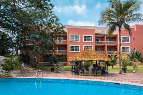 ein Resort mit einem Pool und einem Gebäude in der Unterkunft Oro Verde Machala in Machala