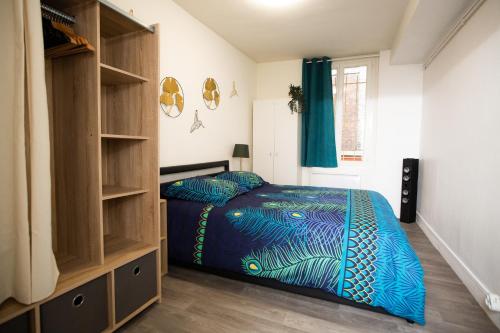 une chambre avec un lit et une étagère dans l'établissement Appart Coeur de Rouen - Le Roi, à Rouen