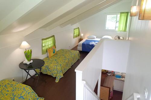a small room with two beds and a table at Villa Iris in Pihaena