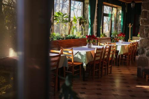 eine Reihe von Tischen und Stühlen in einem Restaurant in der Unterkunft Zmajevac Fruska Gora in Novi Sad